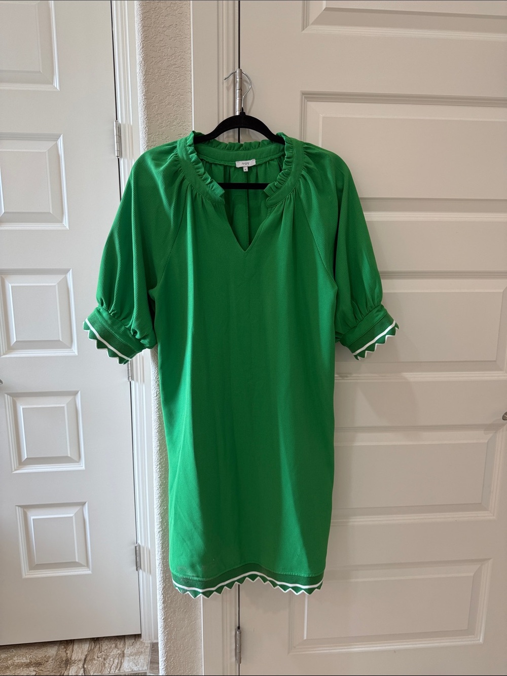 VOY- vibrant Kelly green